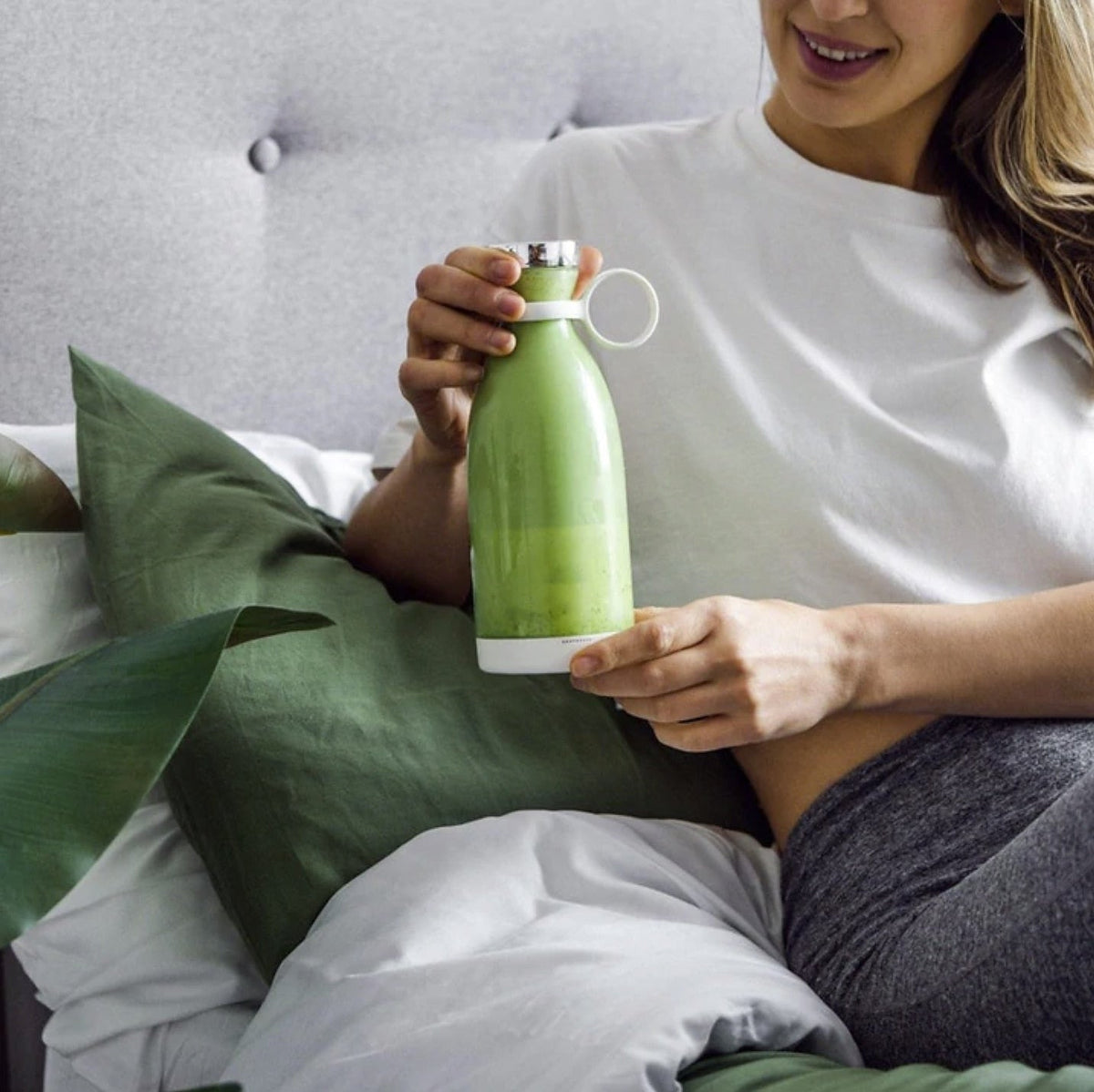 Portable blender bottle for blending fruit drinks
